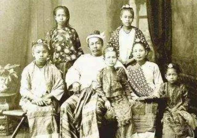 他是缅甸末代皇帝，为保证血统迎娶17岁胞妹，如今后代住在贫民窟