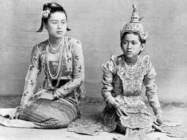 他是缅甸末代皇帝，为保证血统迎娶17岁胞妹，如今后代住在贫民窟