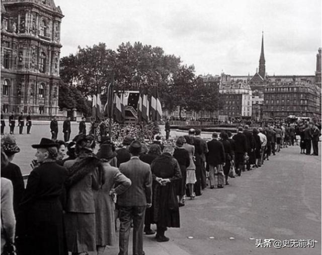 二战德军进入到了巴黎，法国民众作何表现，民众：今天又穿新衣了
