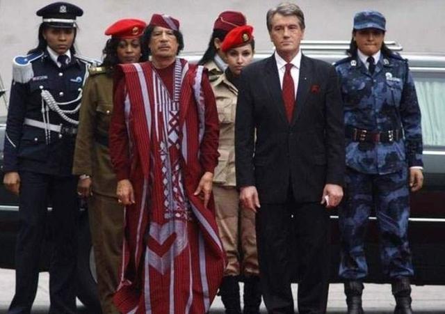 组图：卡扎菲出访时美女保镖如影随形的场景令人耳目一新
