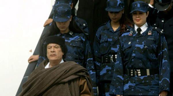 组图：卡扎菲出访时美女保镖如影随形的场景令人耳目一新